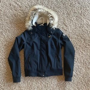 Hollister Navy All Weather Jacket with White Faux Fir Trim Hood Like New! Small